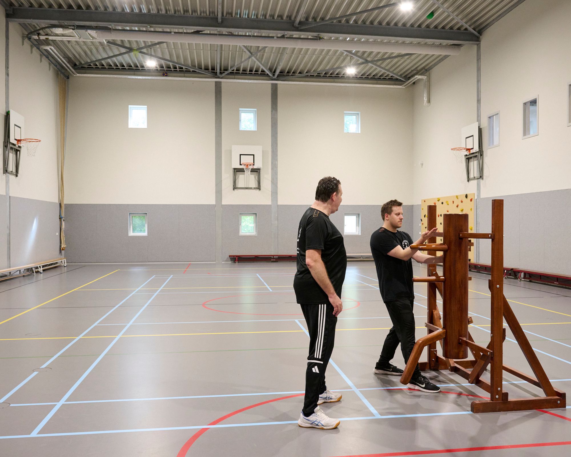 De zaal van Sporthal HKV Achilles, met twee leerlingen aan de houten man